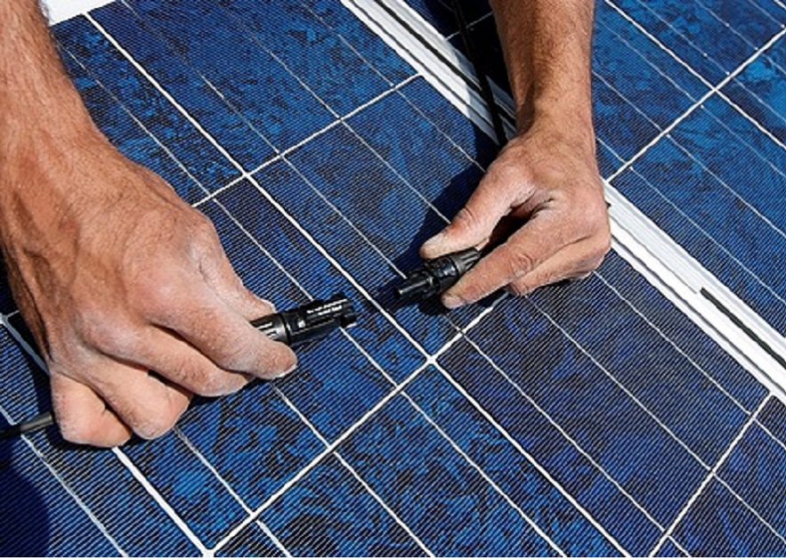 assure une intervention ou opération basse tension sur photovoltaique